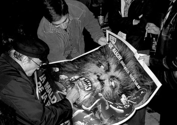 Paul Naschy dedicando un poster de La maldición de la bestia durante el segundo Cardoterror (foto archivo Cardoterror)