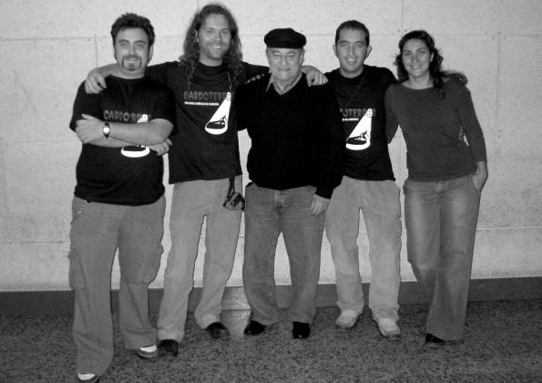 A la izquierda de la imagen, los dos artífices de esta entrevista, David Jordán y Dani Masip junto a Paul Naschy y otros miembros de la organización (Foto archivo Cardoterror)