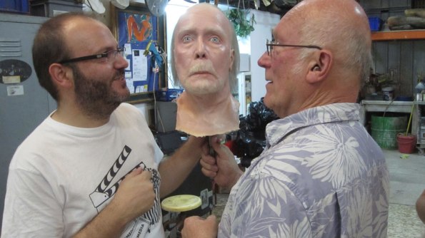 Víctor Matellano y Colin Arthur con la cabeza del Jack Taylor de cera