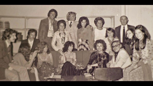 Montse en el centro de la imagen con otros componentes de la troupe de Jesús Franco. Entre ellos pueden verse a Kali Hansa, Lina Romay y el propio Jesús Franco. 