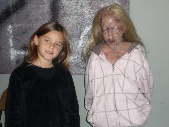 Claudia junto al modelo realizado por David Ambit