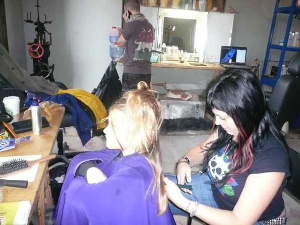 Vamos peinando mientras David prepara en el fondo la magia con la que Claudia se transformará...