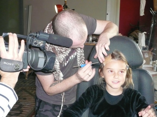 ... poco a poco aplicando el maquillaje...