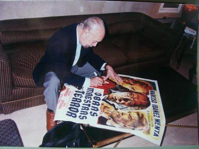 Ibáñez Menta dedicándole a Gustavo el affiche de 'Obras maestras del Terror'