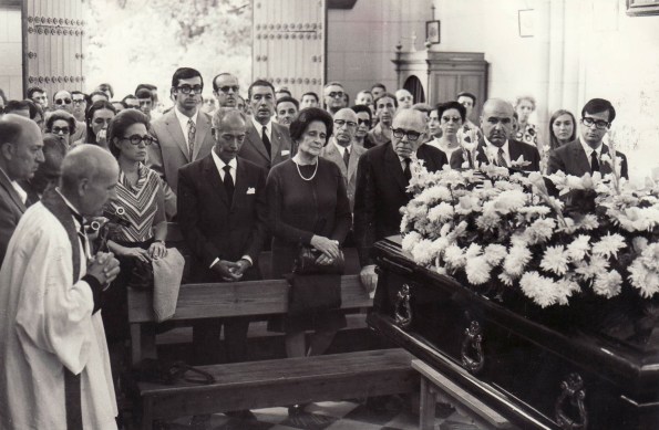 Padre e hijo se reencuentran en el entierro de Pepita Serrador, madre de Chicho. 