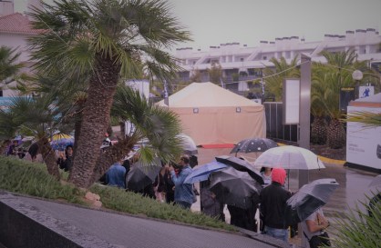 La cruz: cola de prensa bajo la lluvia (Foto: Serendipia)
