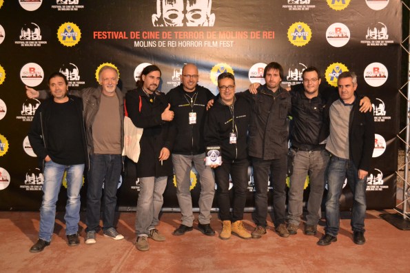 Los autores presentes y el editor orgullosos con su vástago (foto: Serendipia)